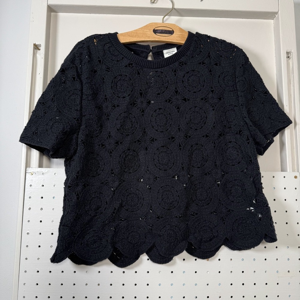 Abercrombie & Fitch Crochet Blouse‎ Women's Medium Black Scalloped Hem Key Hole